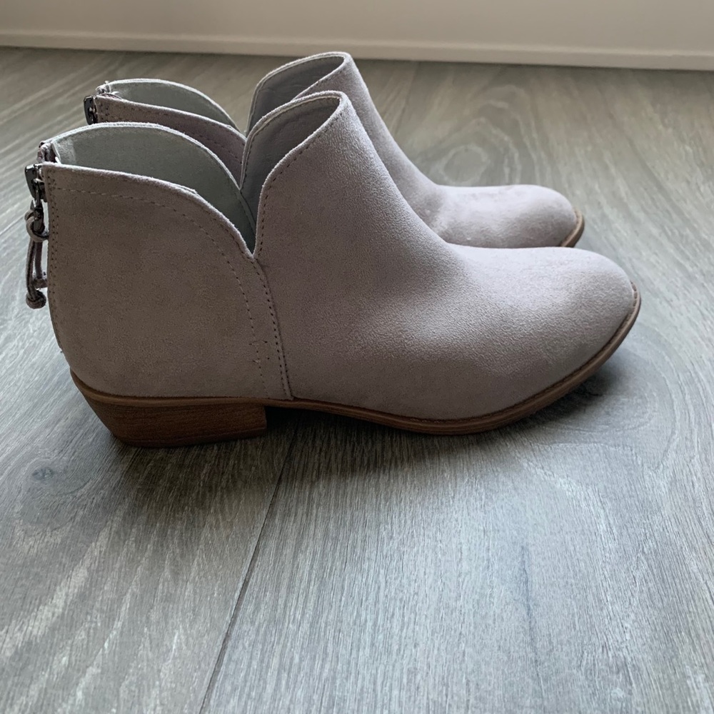 Women’s grey booties